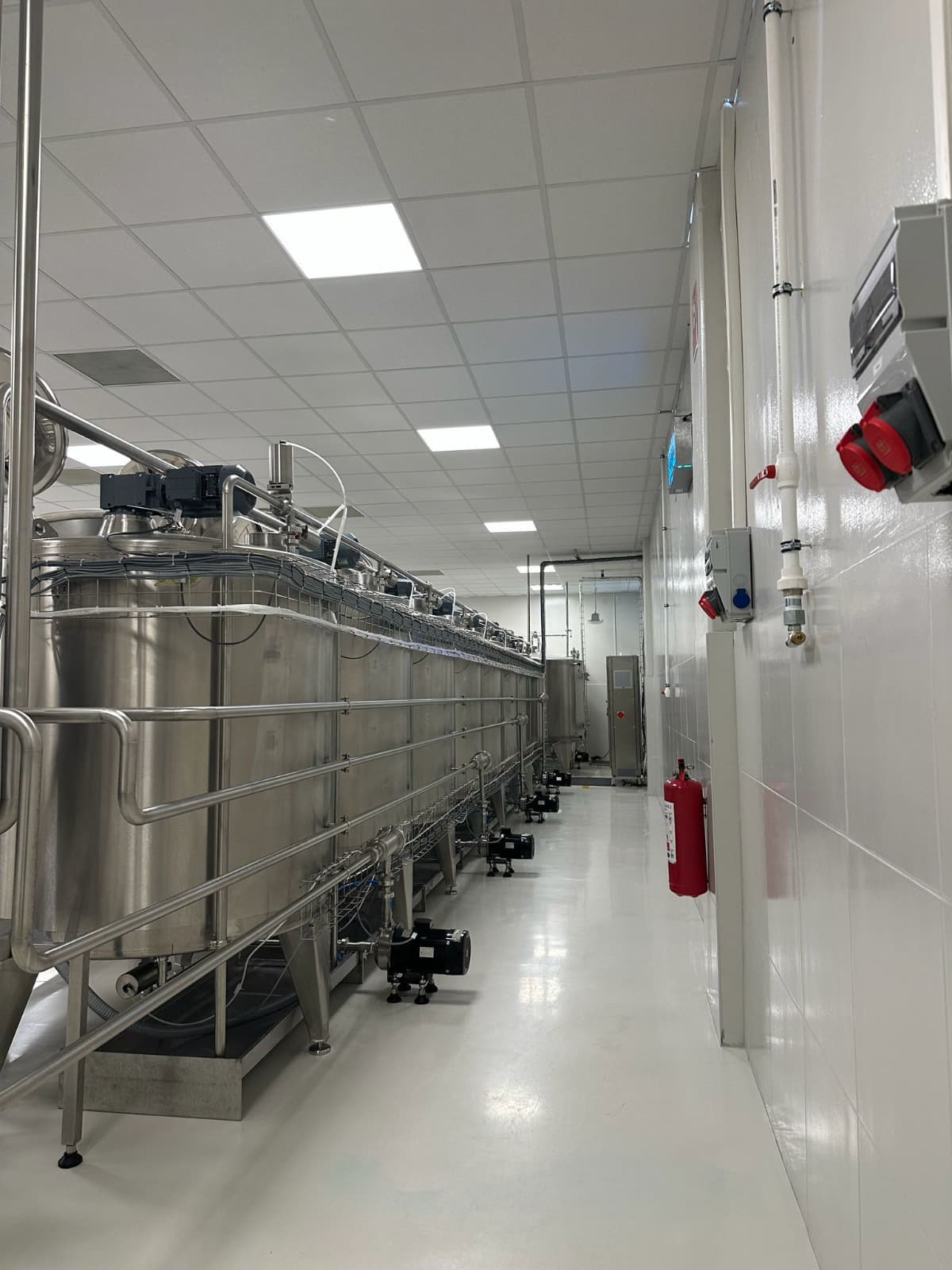 Hijyenik üretim alanında reaktör hattı ve elektrik panoları