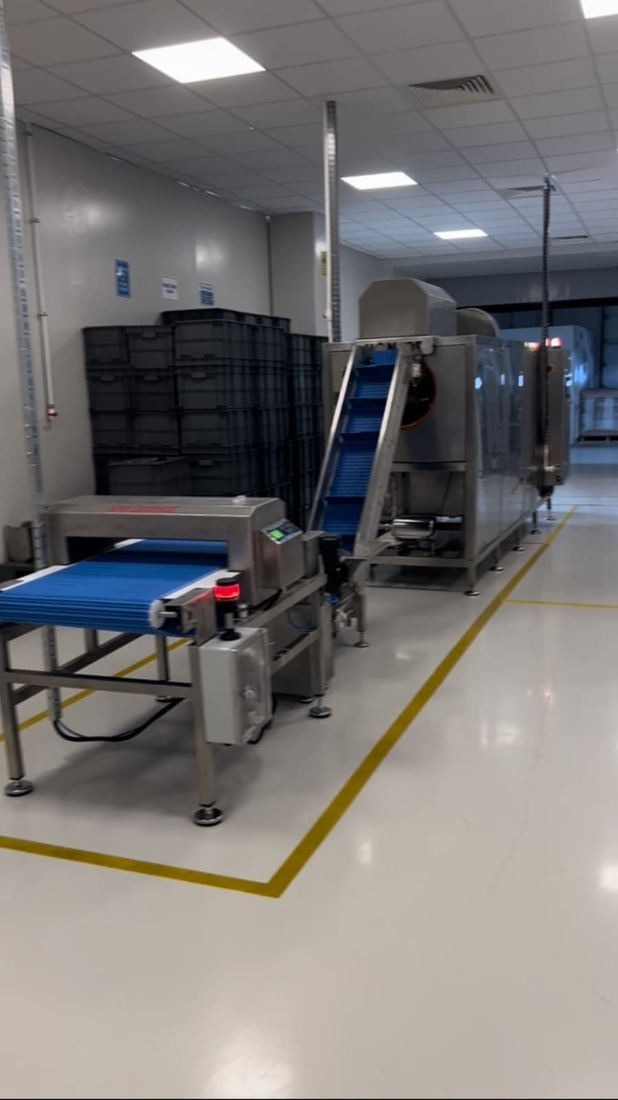 Metal dedektörlü ürün kontrol konveyörü ve yıkama-sterilizasyon tüneli