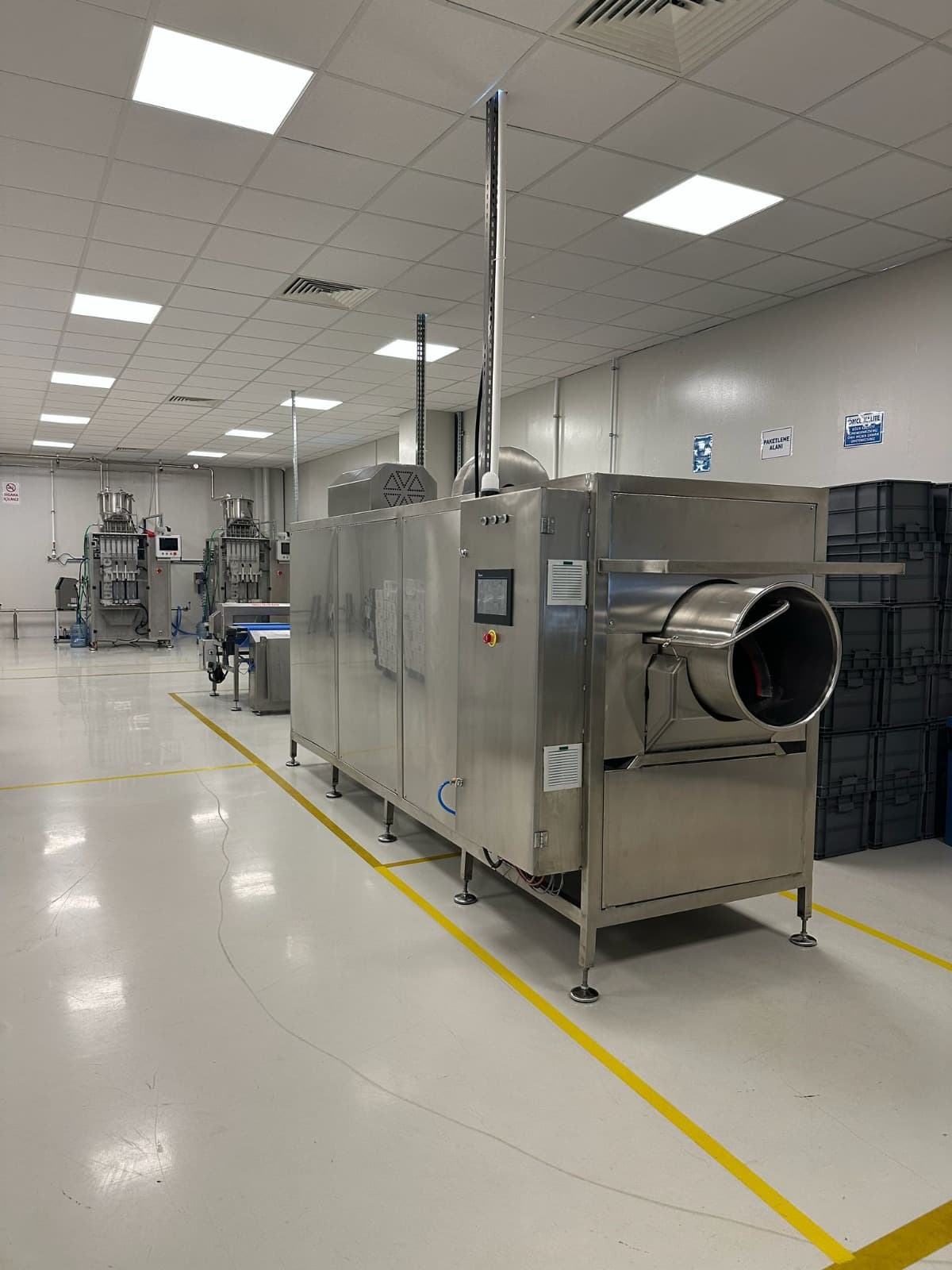 BARSA üretim tesisinde sıralanmış paslanmaz çelik karıştırma reaktörleri ve proses boru hattı